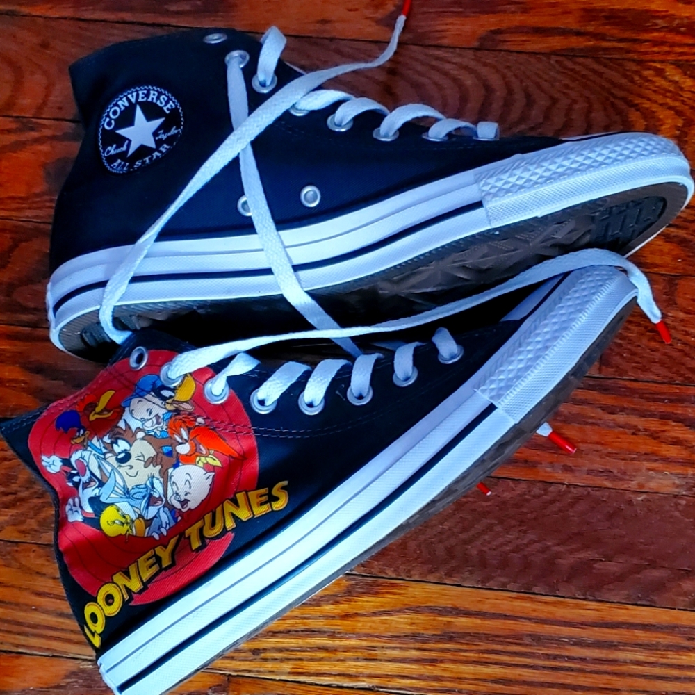 Converse Looney Tunes edition M/7.5 W/9.5